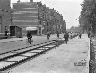 41942 Afbeelding van de bestratingswerkzaamheden in de Catharijnesingel te Utrecht, ter hoogte van de Pasteurstraat: ...